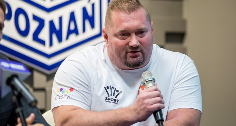 Janusz Rokicki w koszulce z logiem Fundacji Sport Twoja Szansa udziela wywiadu