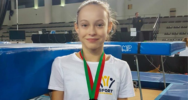 Julia Siepetowska w koszulce z logiem Fundacji Sport Twoja Szansa