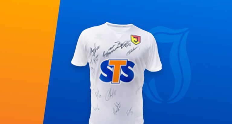 Koszulka Jagielonii z logiem STS i podpisami zawodników