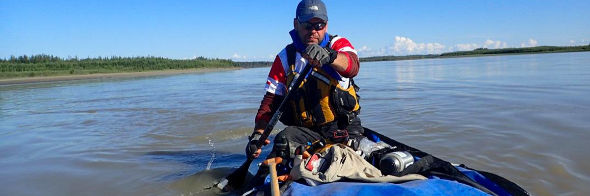 Marcin Gienieczko na mecie wyścigu Yukon River Quest