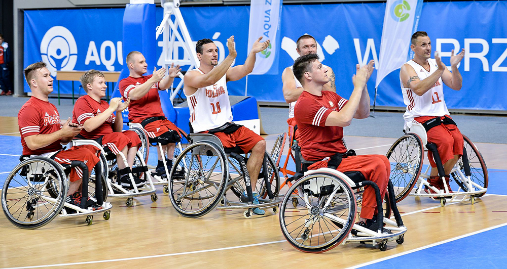Zawodnicy Reprezentacji Poslki AKT w Koszykówce na wózkach klaszczą