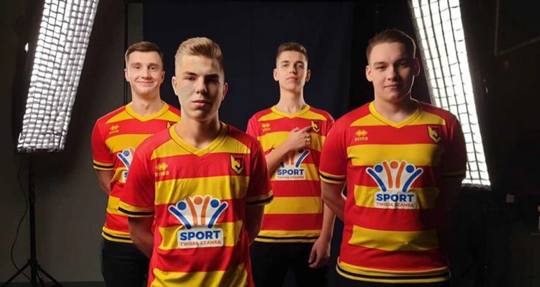 Ludzie w koszulkach Jagiellonia Esport z logiem Sport twoja szansa