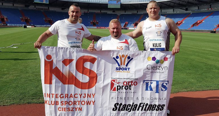 Zawodnicy IKS - Integracyjny Klub Sportowy trzymają baner ze sponsorami